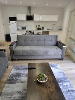 Spacious 2-Bed Apartment, Heart of the City, Sleeps 5, Wi-Fi, Parking Available - 0