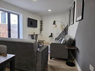 Charming 2-Bed Apartment, Prime Location, Sleeps 5, Secure Parking, WIFI - 0