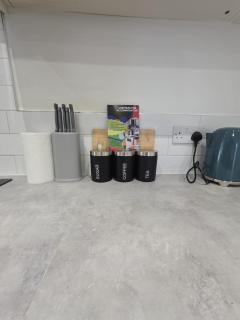 Charming 2-Bedroom Apartment for 5 Guests in a Prime Location with Ample Parking - 1