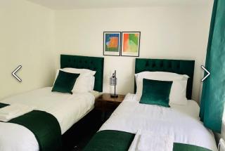 Pent House 2BR- Contractor Stay - Discounts - Sleeps 5 - Parking - - 5