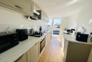 Pent House 2BR- Contractor Stay - Discounts - Sleeps 5 - Parking - - 4