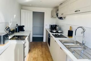 Pent House 2BR- Contractor Stay- Discounts - Sleeps 5 - Free Parking - 6