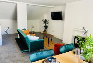 Pent House 2BR- Contractor Stay - Discounts - Sleeps 5 - Parking - - 3