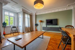 Spacious 3-Bedroom Central Apartment - 7