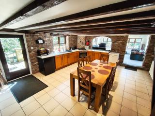 Stunning 2 Bedroom Guest House with Hot Tub - 8