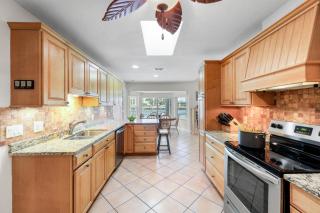 Pet-friendly waterfront home steps to beach/pool - Marco Island - 3