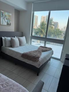Stylish 2BR Quadro Luxe Stay in Design District - 1