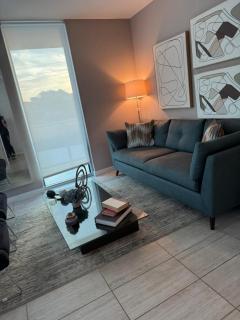 Stylish 2BR Quadro Luxe Stay in Design District - 5