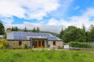 Sams Cottage with Loch Tay Vistas and Hot Tub - 3