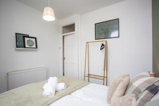 Spacious 3BR Home - Sleeps 6 - Contractors & Groups - Parking - 3