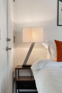 Chic 4-Bedroom with Skyline Views & Amenities - Chicago - 1