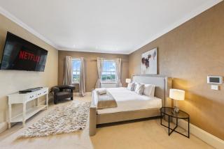 8BR Premium Mansion with Event Hall, Cinema and Game Room - Chigwell - 9