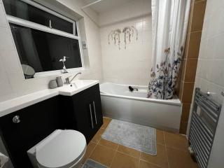 Charming 4-Bed House in Cheltenham Free Parking - Cheltenham - 6