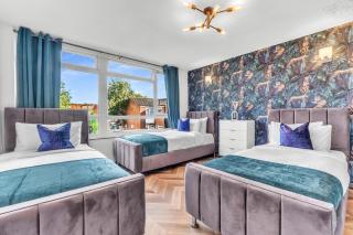 Large 4 Bedroom House - Sleeps 10 - Birmingham City Centre - Perfect for Work, Families, Groups, Business Travellers & Contractors - FREE PARKING - By 02 Academy, Bullring, Newstreet, Selfridges - SMART TVs in all Bedrooms - 9