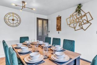 Large 4 Bedroom House - Sleeps 10 - Birmingham City Centre - Perfect for Work, Families, Groups, Business Travellers & Contractors - FREE PARKING - By 02 Academy, Bullring, Newstreet, Selfridges - SMART TVs in all Bedrooms - 2