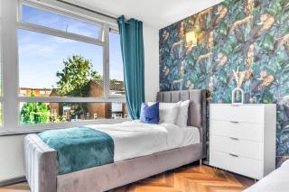 Large 4 Bedroom House - Sleeps 10 - Birmingham City Centre - Perfect for Work, Families, Groups, Business Travellers & Contractors - FREE PARKING - By 02 Academy, Bullring, Newstreet, Selfridges - SMART TVs in all rooms - 6