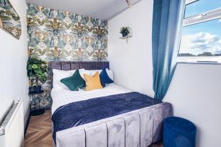 Large 4 Bedroom House - Sleeps 10 - Birmingham City Centre - Perfect for Work, Families, Groups, Business Travellers & Contractors - FREE PARKING - By 02 Academy, Bullring, Newstreet, Selfridges - SMART TVs in all rooms - 8