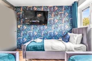 Large 4 Bedroom House - Sleeps 10 - Birmingham City Centre - Perfect for Work, Families, Groups, Business Travellers & Contractors - FREE PARKING - By 02 Academy, Bullring, Newstreet, Selfridges - SMART TVs in all rooms - 1