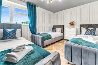 Large 4 Bedroom House - Sleeps 10 - Birmingham City Centre - Perfect for Work, Families, Groups, Business Travellers & Contractors - FREE PARKING - By 02 Academy, Bullring, Newstreet, Selfridges - SMART TVs in all rooms - 9