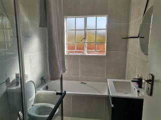 Lovely 2 Bedroom Townhouse with private garden - Centurion - 8