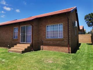 Lovely 2 Bedroom Townhouse with private garden - Centurion - 5