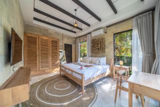 Rumah Villa - Lush Poolside Escape - 2