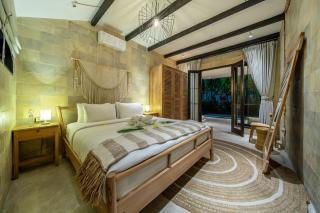 Rumah Villa - Lush Poolside Escape - 3