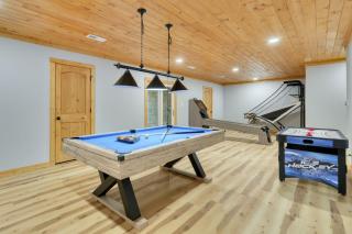 Hot Tub Game Room Views Near Downtown Gatlinburg Perfect Too by AvantStay - 8