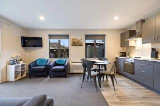 Shotover Country Serenity Spa Mountain Views - 5