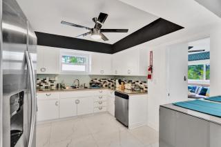 Trendy 4 Bedroom Pool Home Minutes from the Beach - Hollywood - 5