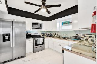 Trendy 4 Bedroom Pool Home Minutes from the Beach - Hollywood - 1