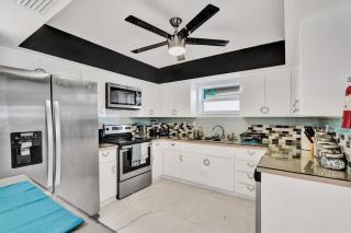 Trendy 4 Bedroom Pool Home Minutes from the Beach - Hollywood - 3