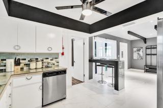 Trendy 4 Bedroom Pool Home Minutes from the Beach - Hollywood - 2