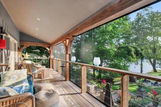Charming lake house retreat - 6
