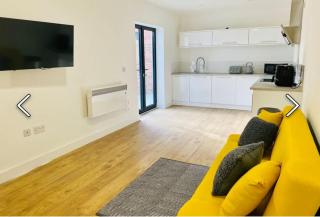 GU1 2 BR-Contractor stay - Discounts - Parking - WiFi - - 1
