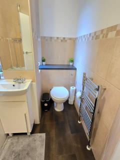 2bedroom sleeps 5 Raynes Park London 30min to Central London Family Friendly - 5