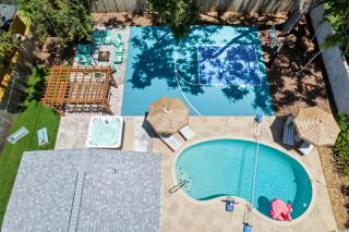 Sleeps 10 Pool Hot Tub Sport Court Pool Table - 0