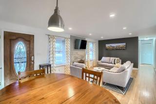 Mid-mod Home 3 Baths 2 Living Rms Yard - 6
