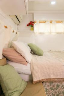 The Sleepney Room - Unique Converted Jeepney House - 9