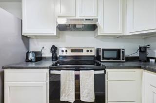 Chic 1BR Near University - 7