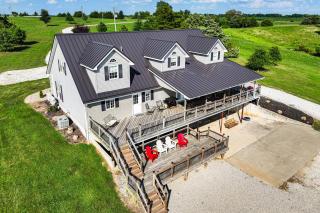 Pond Access and Fishing Cedar Lodge in Versailles - - 0
