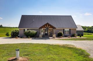 Pond Access and Fishing Cedar Lodge in Versailles - - 8