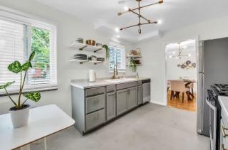 Grosse Pointe Detroit 3BR - Sleeps 8 - Yard home - 2