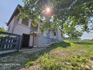 Casa bunicilor- liniștea prispei, răcoarea beciului și aerul poianei - - 9