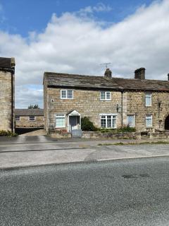 Three Bedroom Countryside Cottage - Darley - 3