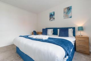OPK STAYS - Stylish 2 bed Coventry train Station Apt, City Centre, Sleeps 4, FREE Parking, Free Netflix - Coventry - 4