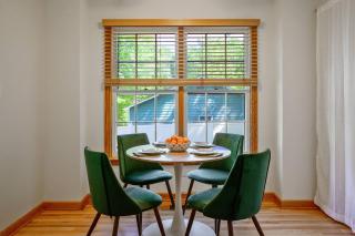 2 Bedroom ,King Bed,Tvs, Kids essentials, office, Grill, Crib, in Bond park - Cary - 6