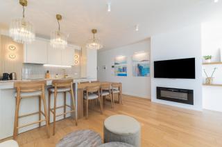 Urban Art Retreat by Belmont Realty - 2