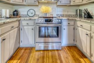 Bougie Bungalow - Cozy Cabin on 2 Acres - 1