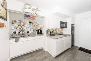 Hello Dali Surreal 2BR Retreat Nr Downtown St Pete - 6